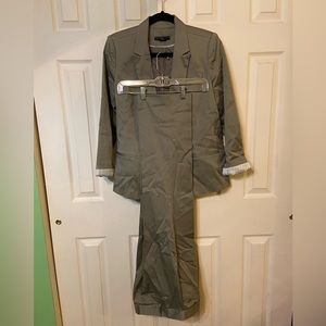 Women’s pants suit